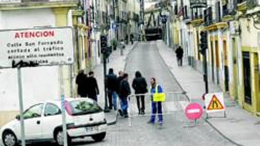 Cierran la calle Romero y acaba la obra en Alfaros