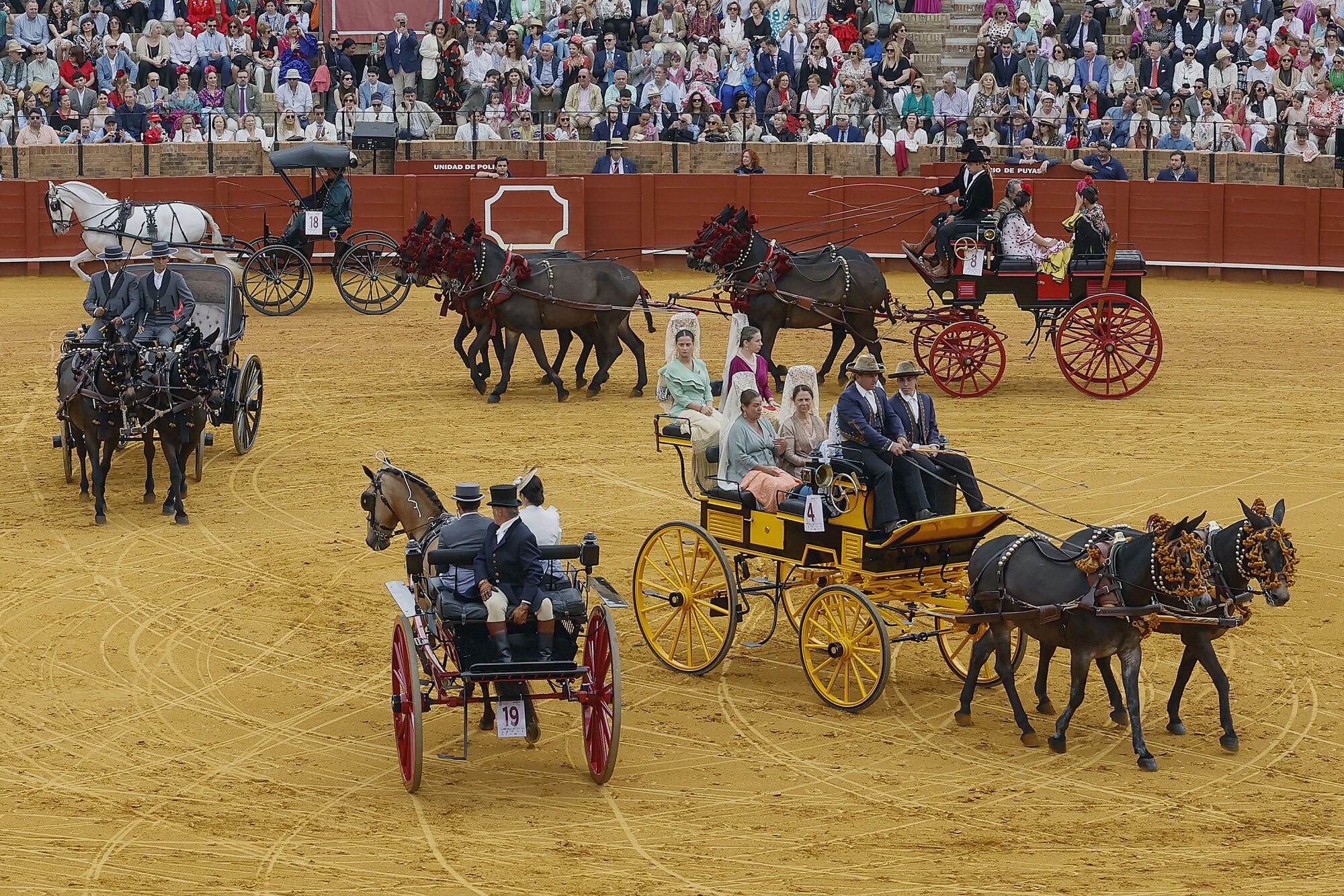 SEVILLA, 07/05/2025.- XXXIX Exhibición de Enganches de Sevilla con la participación de un total de 94 carruajes de España, Portugal, Italia y Estados Unidos, ese miércoles. EFE /Jose Manuel Vidal