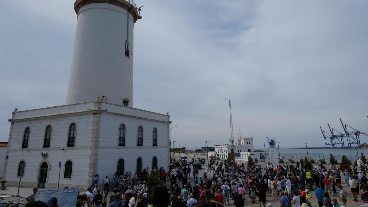 Unos 300 malagueños dan su abrazo a la Farola, que se apagará con la llegada del rascacielos