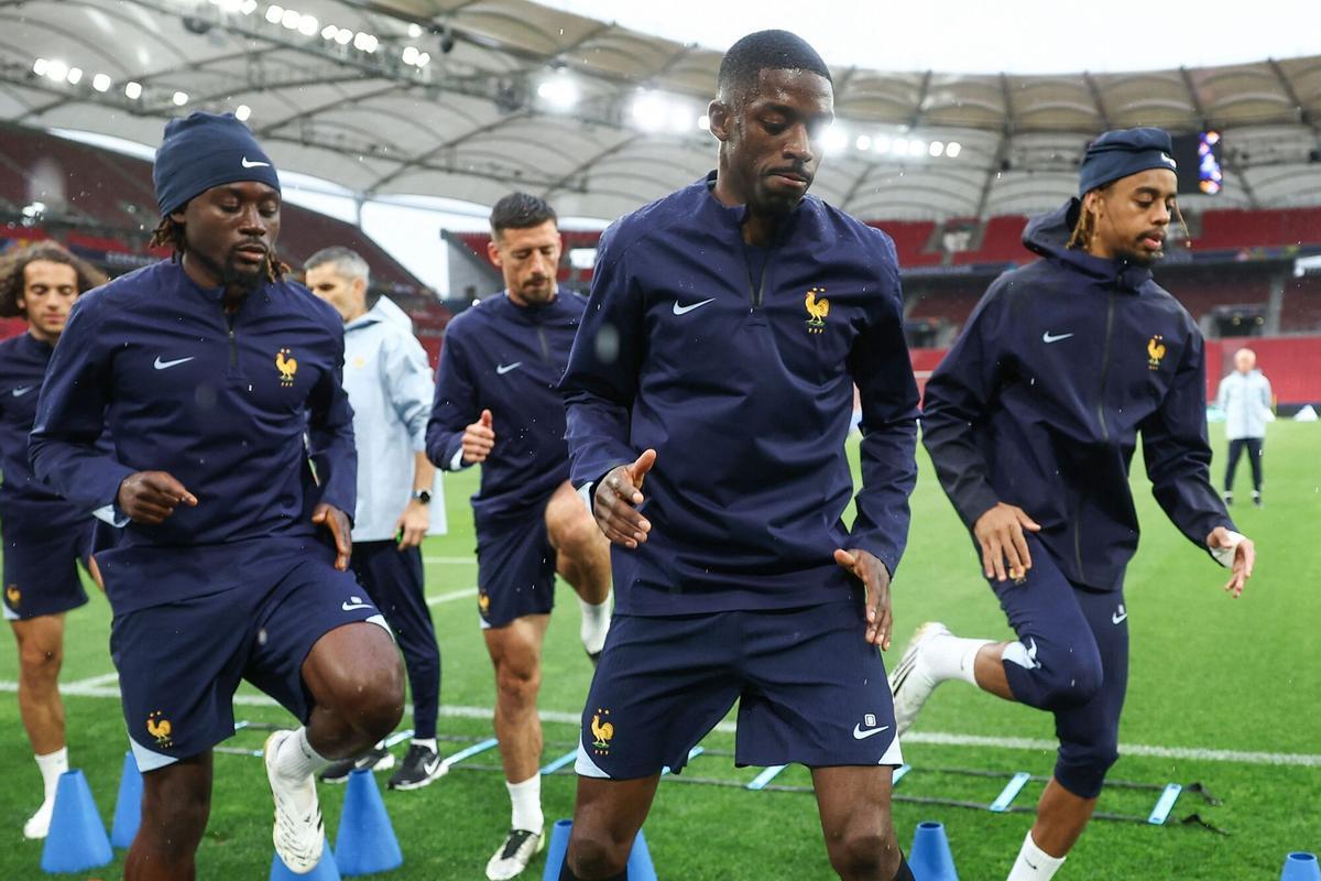 France's players including (R-L) France's forward #20 Bradley Barcola, France's forward #07 Ousmane Dembele, France's defender Jules Kounde take part in a training session of France's national football team in Stuttgart, southwestern Germany on May 4, 2025, on the eve of the UEFA Nations League semi-final football match between France and Spain. (Photo by FRANCK FIFE / AFP)