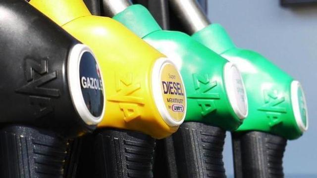 El diésel tiene desde hoy una rebaja fiscal de 20 céntimos mientras que la de la gasolina se reduce a cinco céntimos