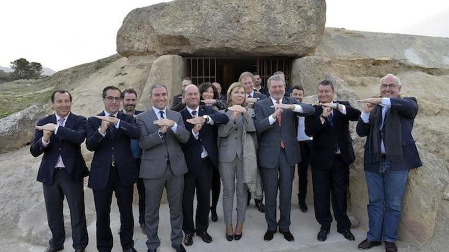 El ministro de Cultura tras la visita al dolmen de Menga.