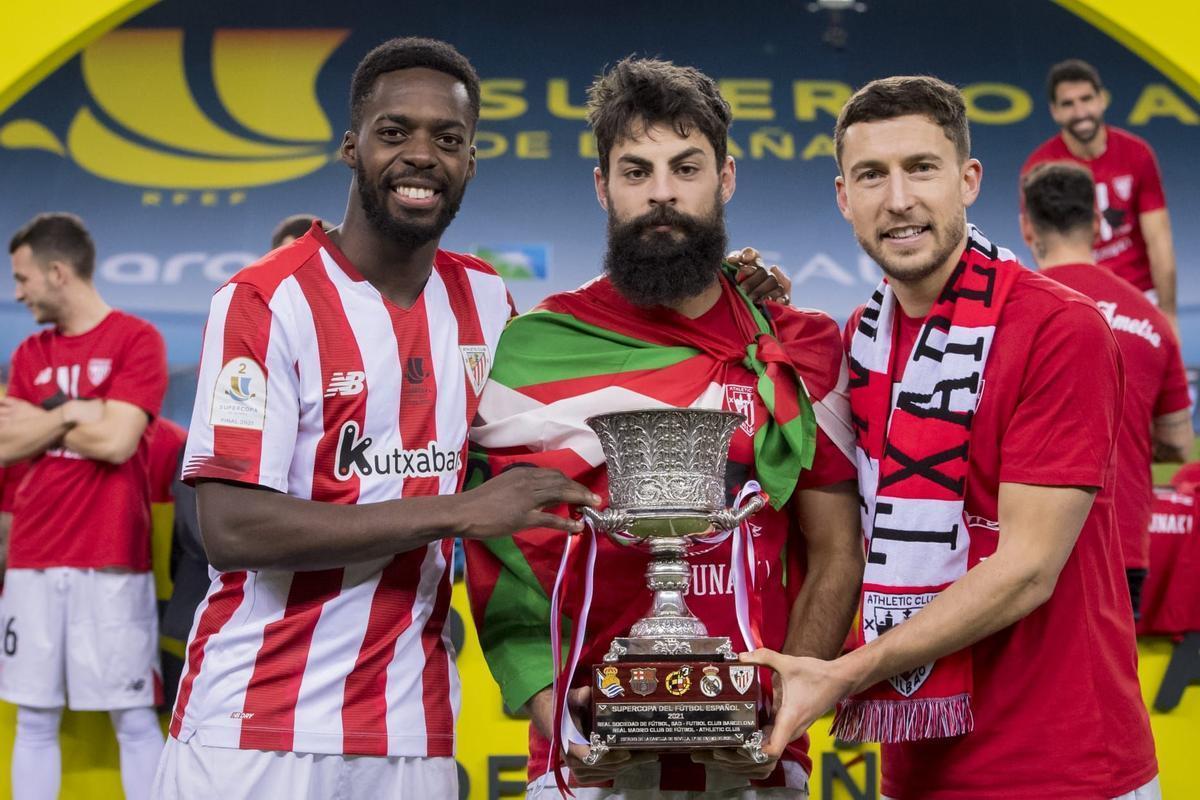 Villalibre, entre Iñaki Williams y De Marcos, con el trofeo de la Supercopa de 2021.