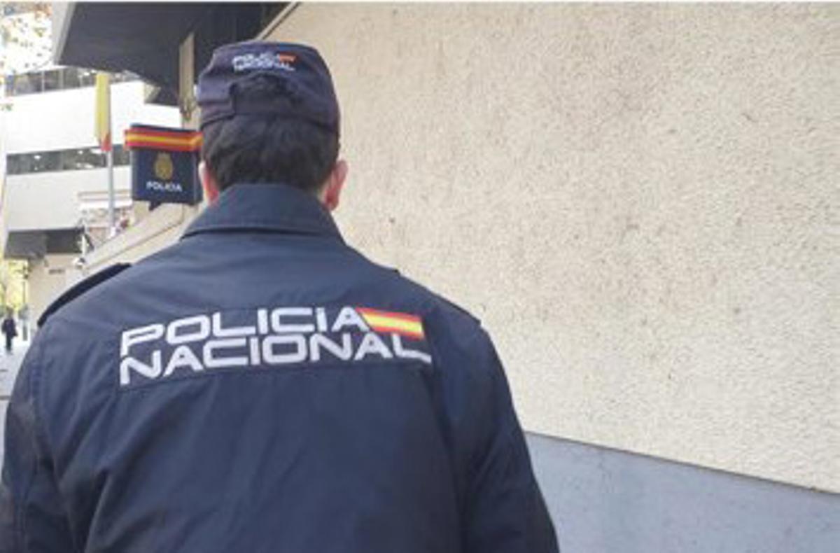 Un agente de la Policía Nacional