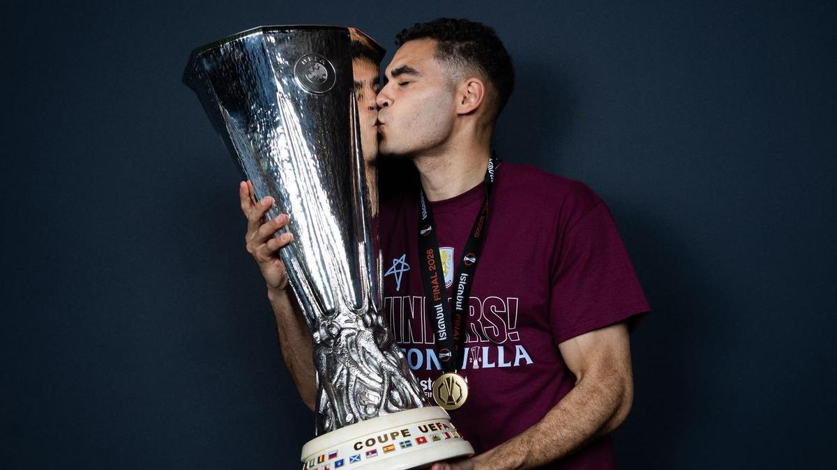 Andrés García besa el trofeo de la Europa League ganada con el Aston Villa, hace dos semanas.
