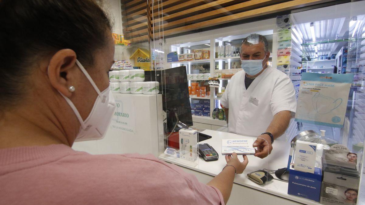 Compra de un test de autodiagnóstico del covid en una farmacia.