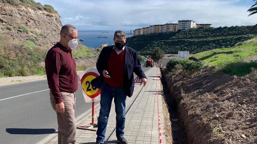 Javier Doreste y Prisco Navarro en El Lasso, donde se llevan a cabo las obras para instalar las luminarias.