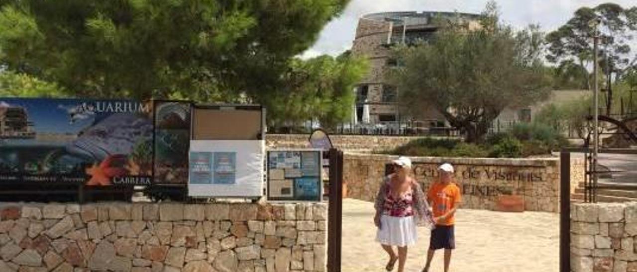 Turistas saliendo este mes de agosto del acuario, a tocar de la playa del puerto de la Colònia.