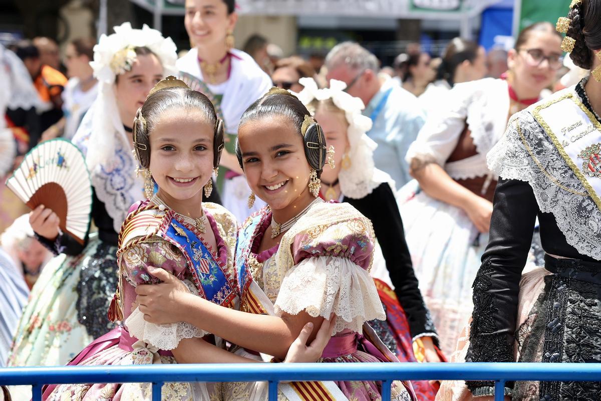 La comitiva fallera se estrena en Alicante con la mascletà de Mediterráneo