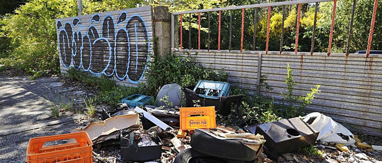 Basura en el entorno que comparten el punto limpio de Penerada y el abandonado matadero comarcal.