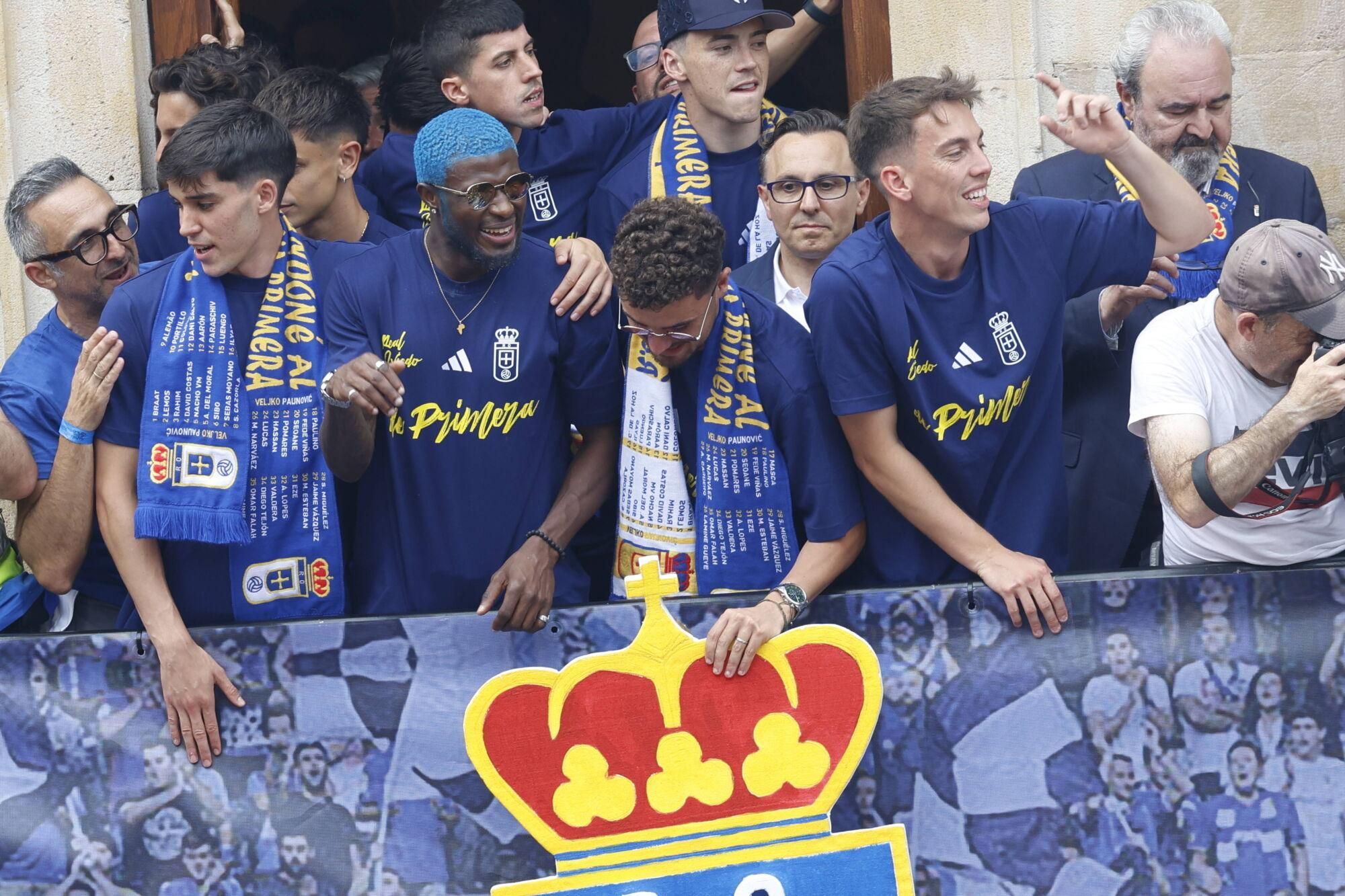 Locura azul en las calles de Oviedo para celebrar el ascenso del equipo a Primera División