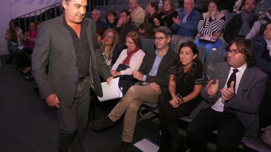 Antonio Piñeiro, tras recoger su premio en la gala. // Muñiz