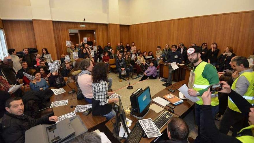 Asamblea de funcionarios de Justicia celebrada ayer en Pontevedra. // Gustavo Santos