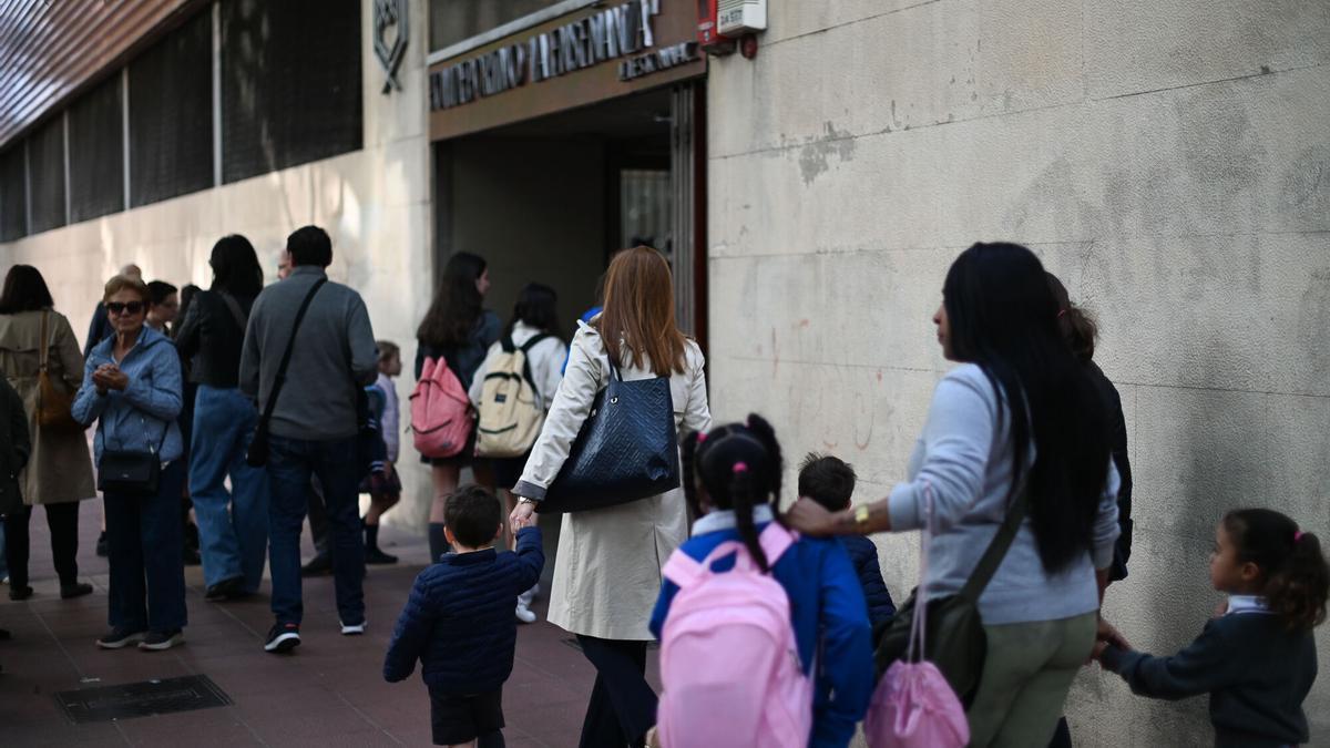 Entrada a un colegio de Zaragoza.