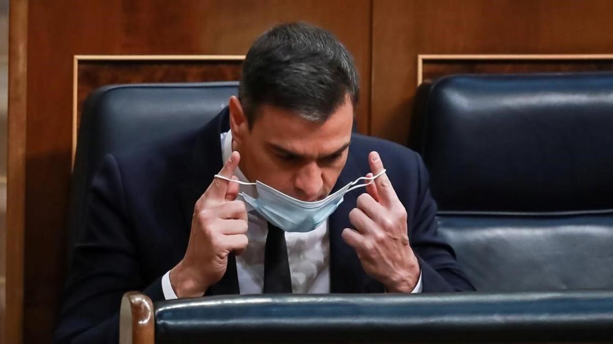 undefined53633644 spanish prime minister pedro sanchez takes of his face mask 200603170836