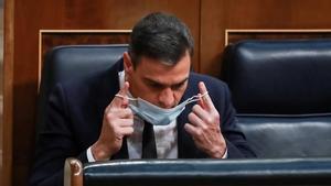 undefined53633644 spanish prime minister pedro sanchez takes of his face mask 200603170836