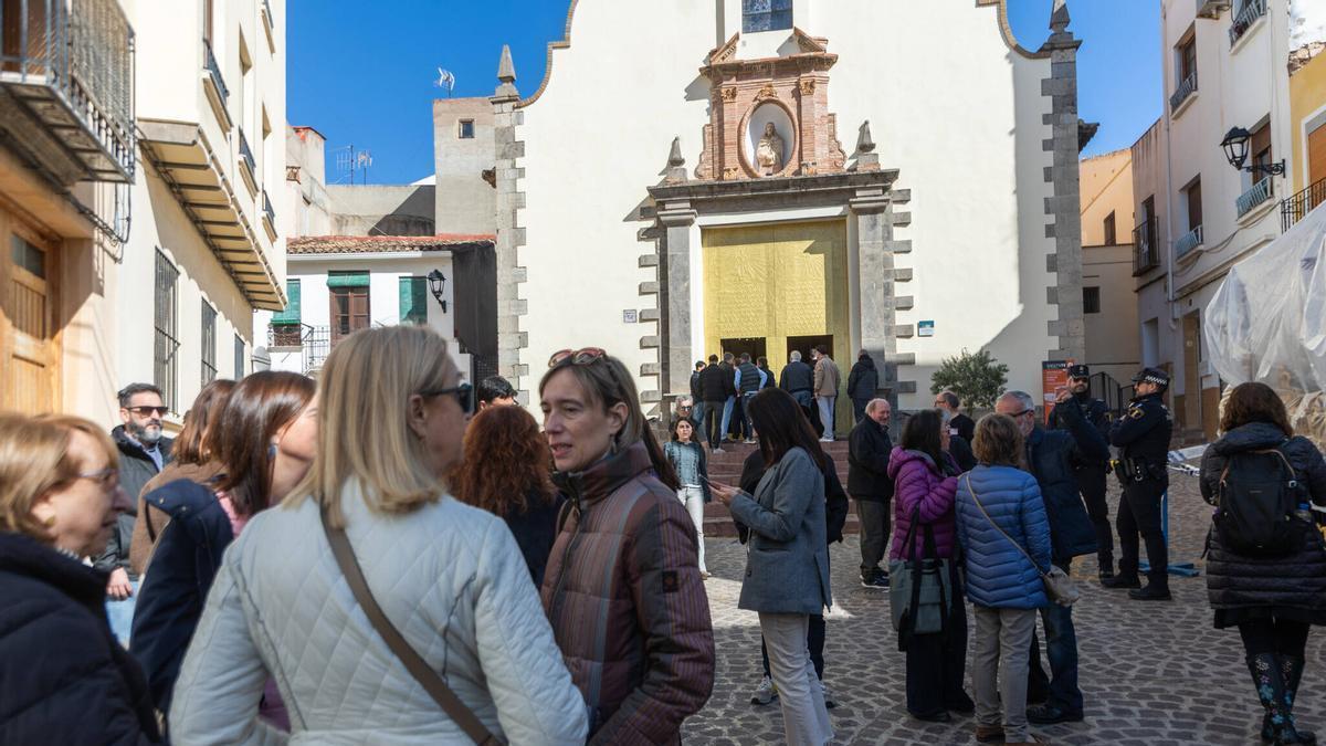 Concentración de mujeres a la puerta de la cofradía de Sagunt