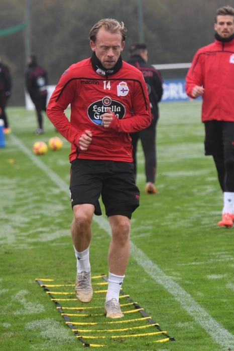 Natxo González dirigió un entrenamiento dividido en dos grupos para reforzar defensa y ataque. Los jugadores regresan mañana a Abegondo.