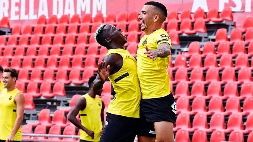 Amath y Antonio Sánchez esperan su momento, mientras se divierten en un entrenamiento.