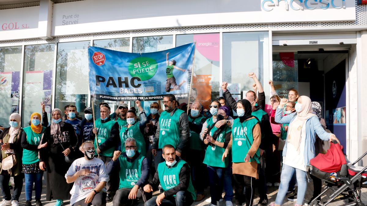 Membres de la PACH Bages a les portes d&#039;Endesa a Menresa