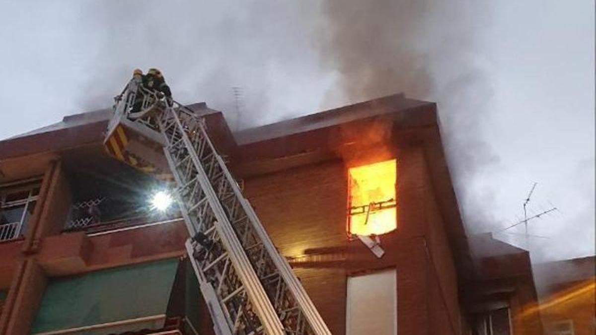 Fuego en una vivienda de la calle Pinos.