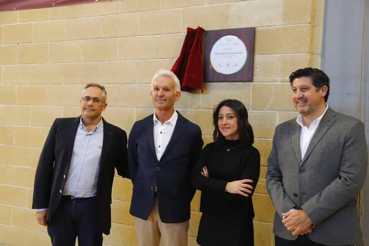 Antonio Raya, Juan Antonio Jiménez Cobo, Cynthia Bustos y Sebastián del Rey, en la inauguración de la placa del jinete castreño.