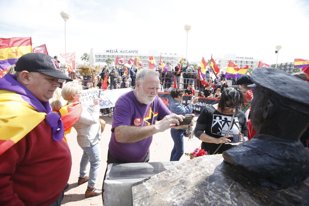 Más de 300 personas reivindican la República en Alicante