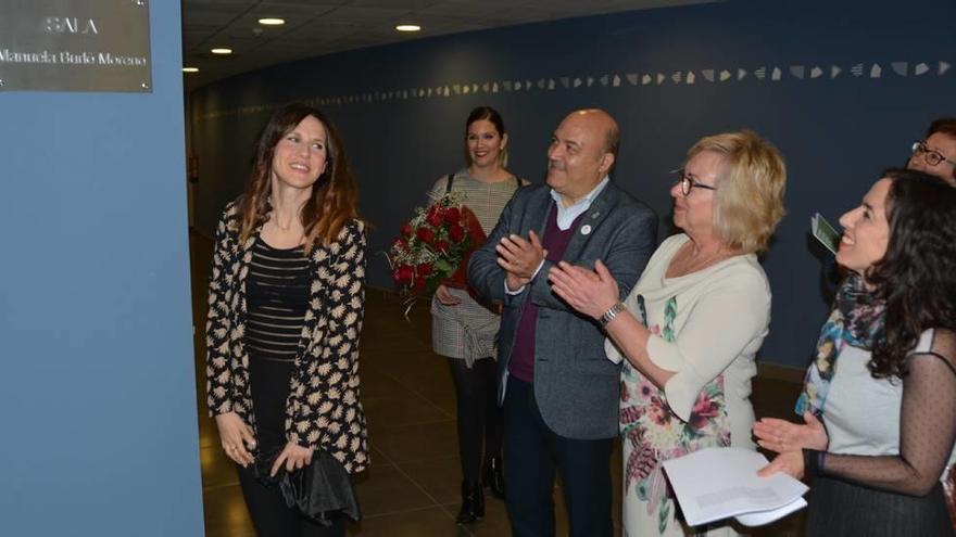 Manuela Burló Moreno destapó la placa con su nombre en la antecámara del Capitol.