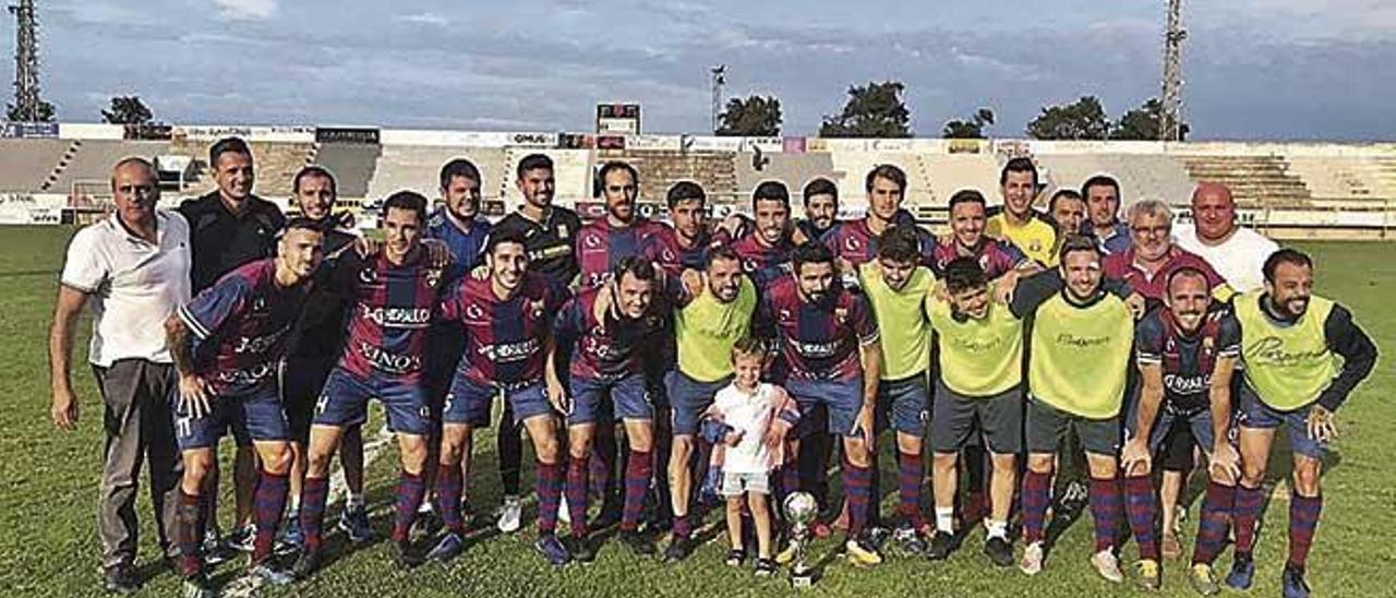 El Poblense posa con el trofeo de campeÃ³n de la fase balear.