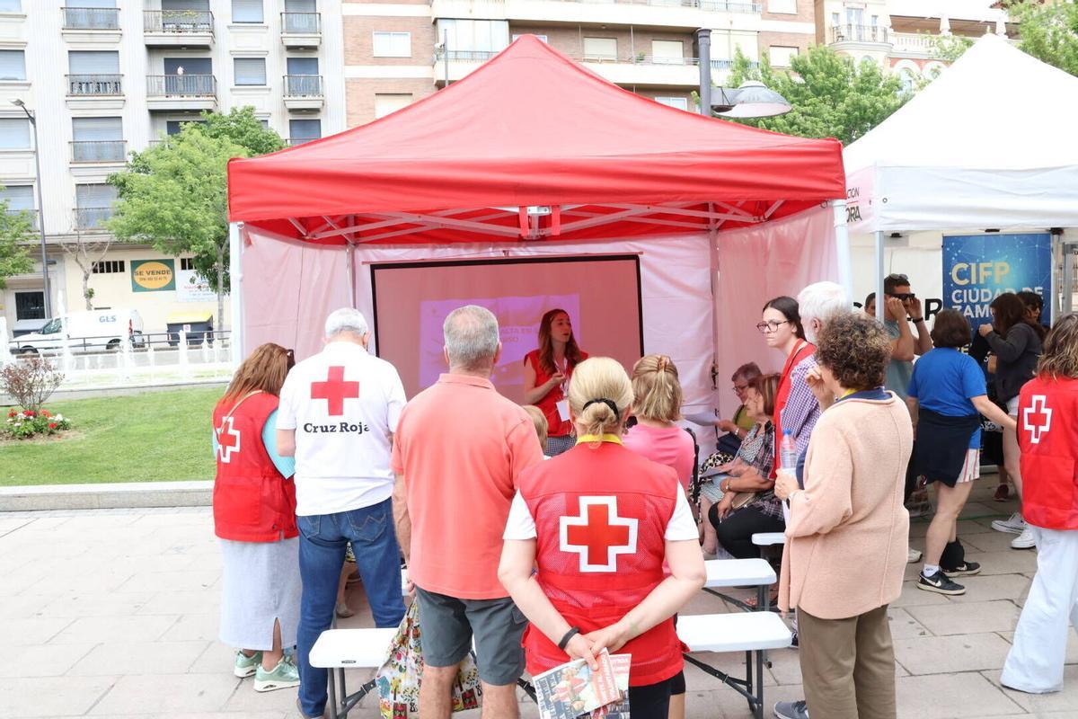 Feria técnica y tecnológica en La Marina, dentro de las actividades de la Semana de las Personas Mayores.