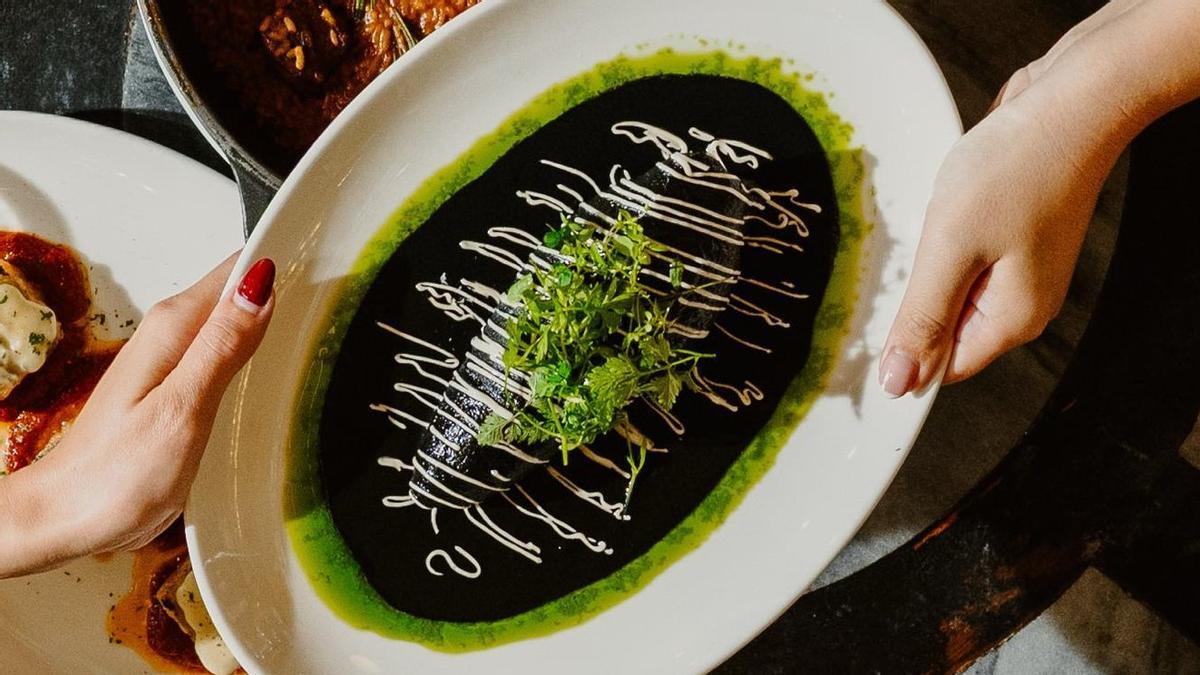 Calamarcito relleno con salsa de tinta y 'allioli', uno de los platos estrella del restaurante Boca Grande.