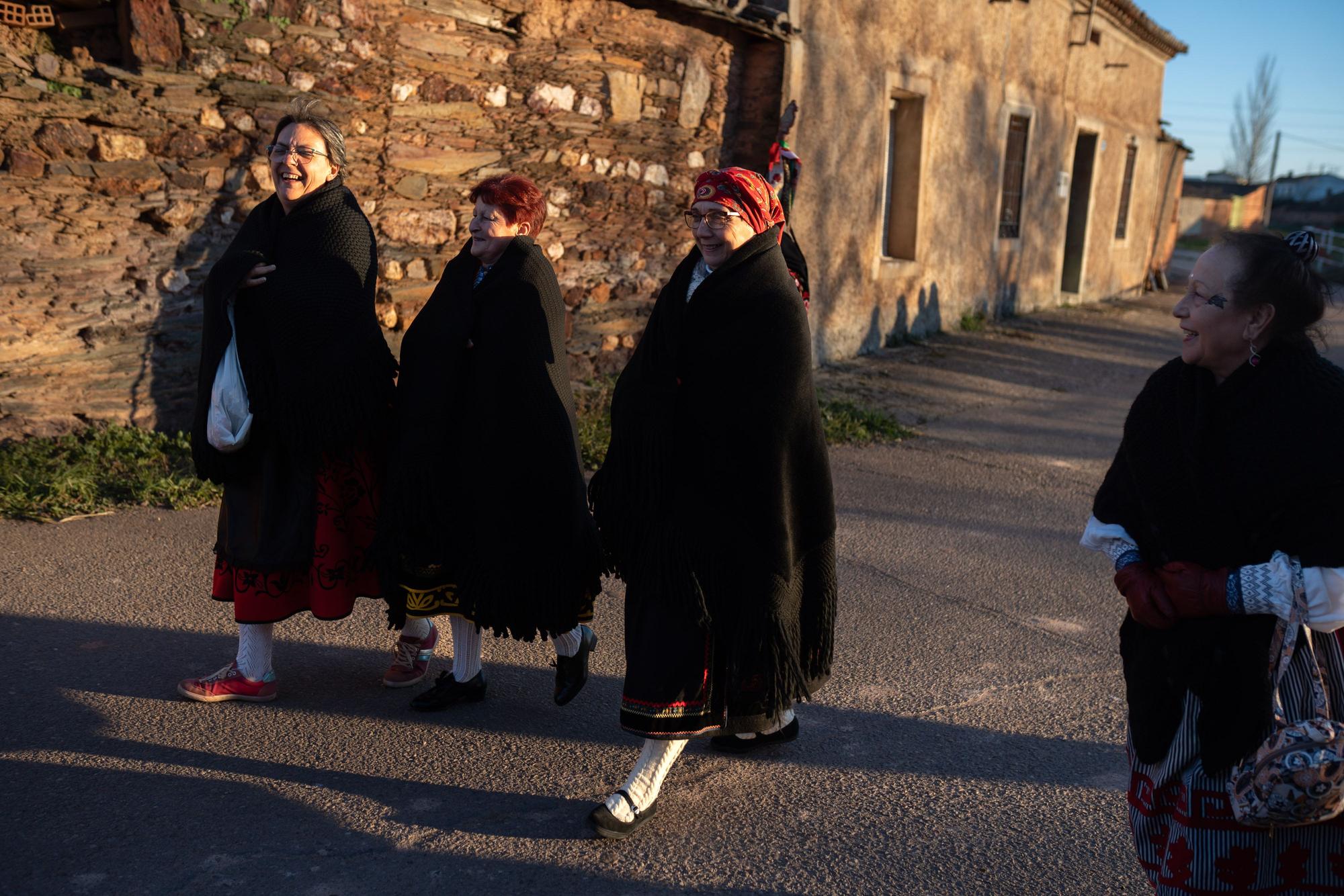 GALERÍA | El tradicional Salto del Piorno de las águedas de Andavías, en imágenes