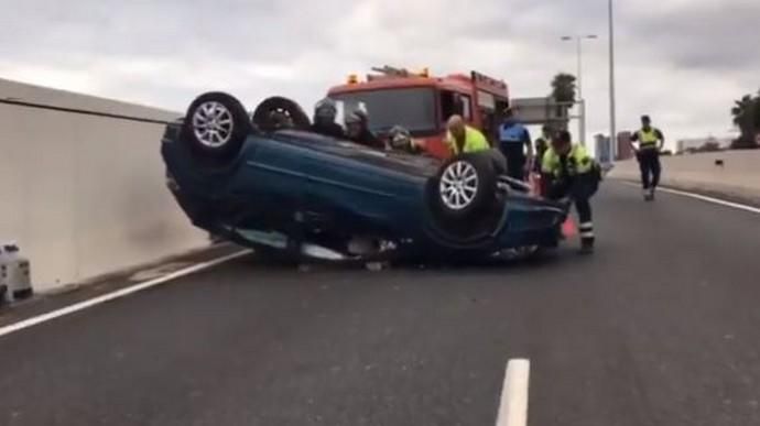 Un vehículo vuelca en la Avenida Marítima a la altura de Alcaravaneras