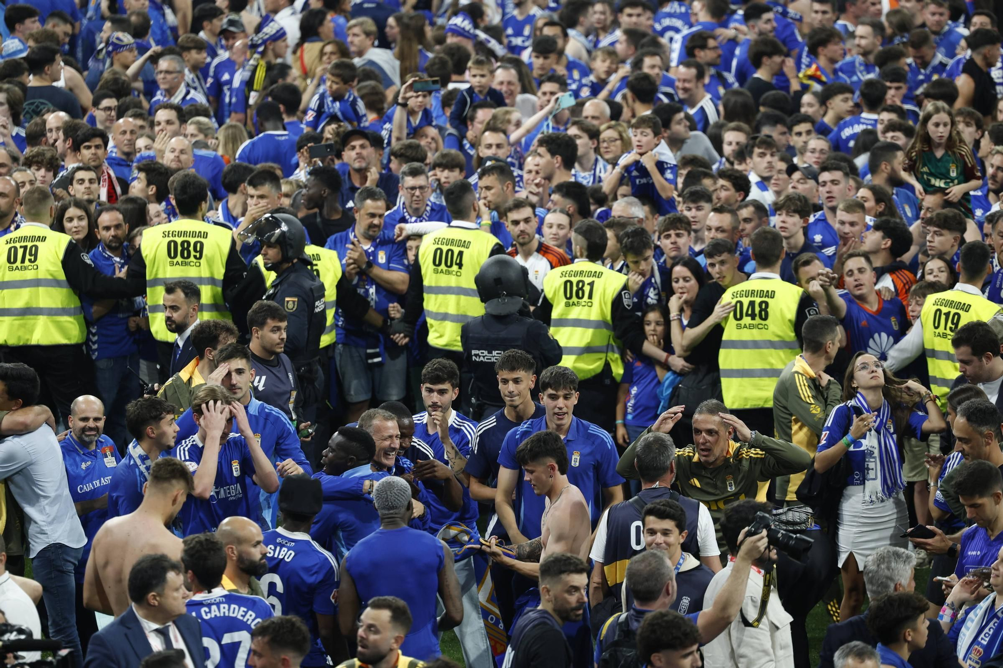 EN IMÁGENES: Así se vivió en el Carlos Tartiere la noche del ascenso del Oviedo a Primera División 24 años después