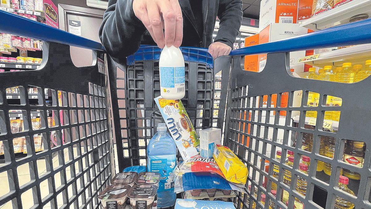 Un cliente llena el carro de un supermercado