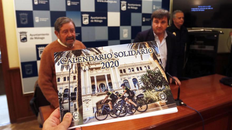 Presentación del calendario solidario en el Ayuntamiento.