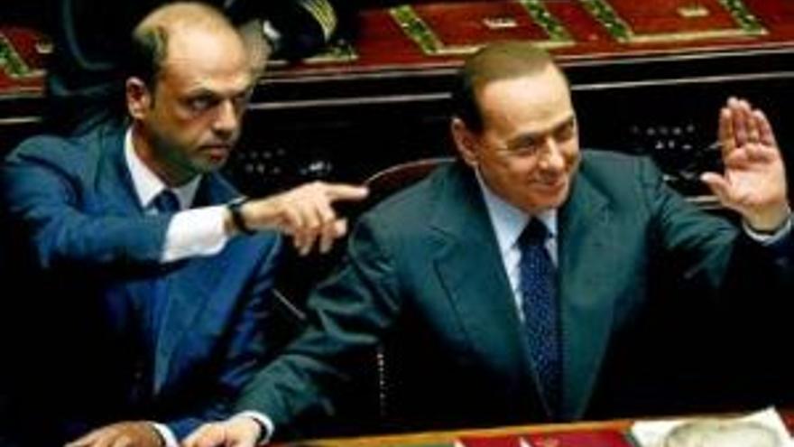 Berlusconi salva la primera votación en minoría pero exhibe su debilidad