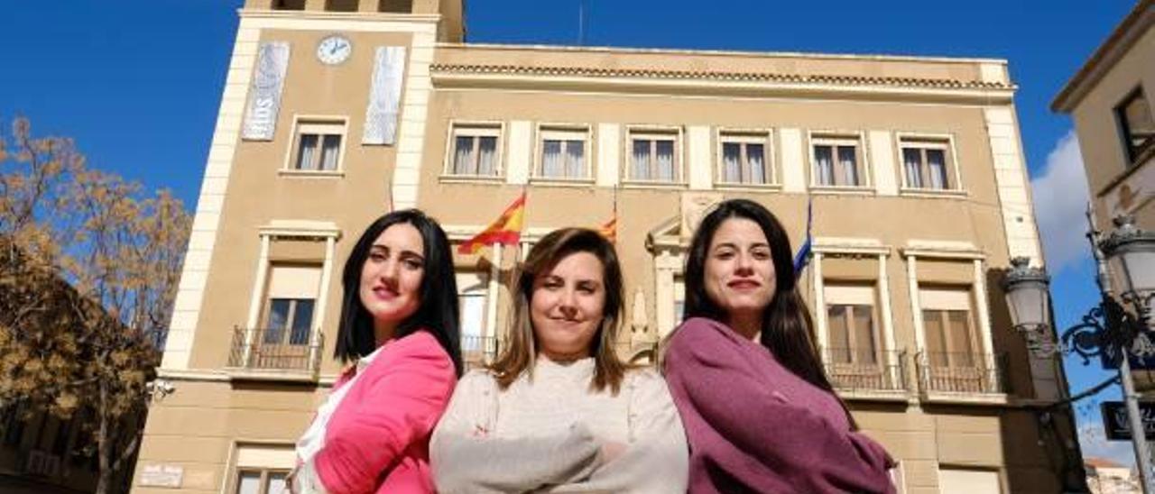Tres de las jóvenes «emcujus» que han conseguido su primer trabajo en el Ayuntamiento de Elda.