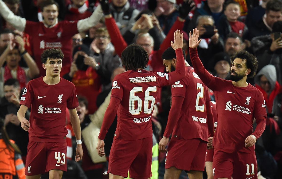 Liverpool (United Kingdom), 21/02/2023.- Mohamed Salah (R) of Liverpool celebrates with teammates after scoring the 2-0 during the UEFA Champions League, Round of 16, 1st leg match between Liverpool FC and Real Madrid in Liverpool, Britain, 21 February 2023. (Liga de Campeones, Reino Unido) EFE/EPA/Peter Powell