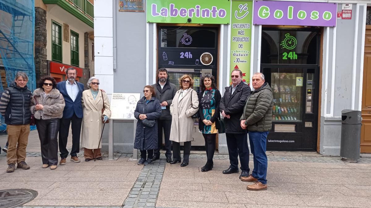 Representantes municipales y familiares de Aurora de Albornoz con la placa colocada en su casa natal.