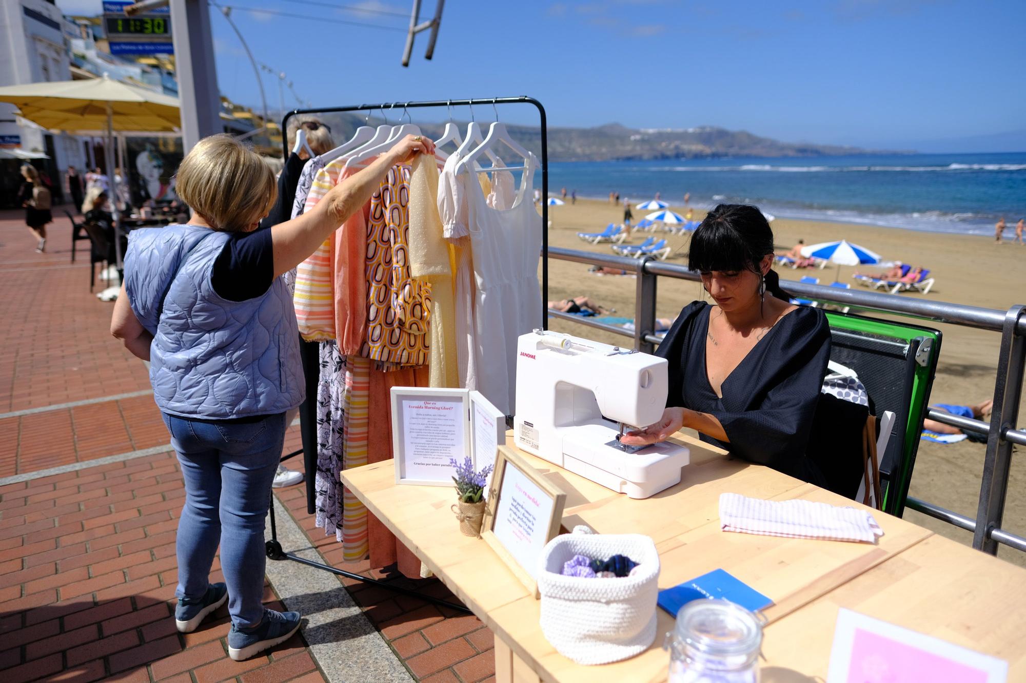 La diseñadora Gloria Mangolini cose con su máquina en la playa de Las Canteras