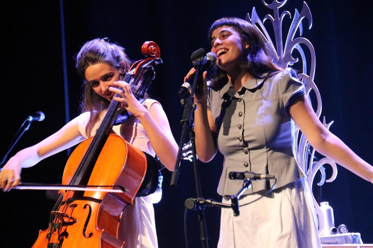 El duet Aloma durant el concert de presentació del seu primer disc a Manresa