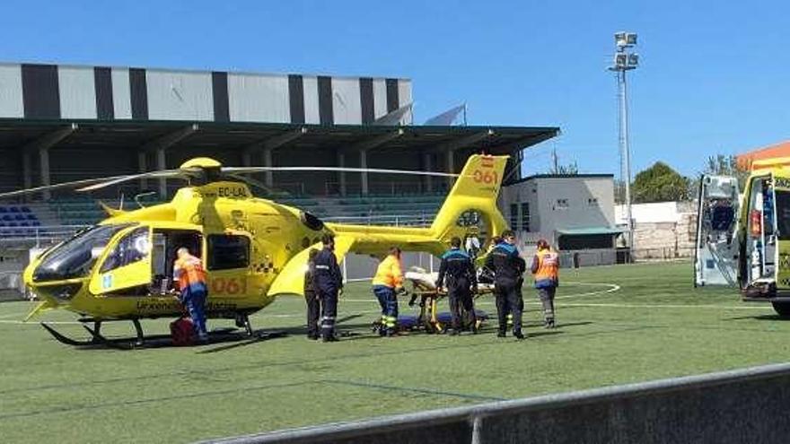 La mujer fuer trasladada en el helicóptero del 061. // Muñiz