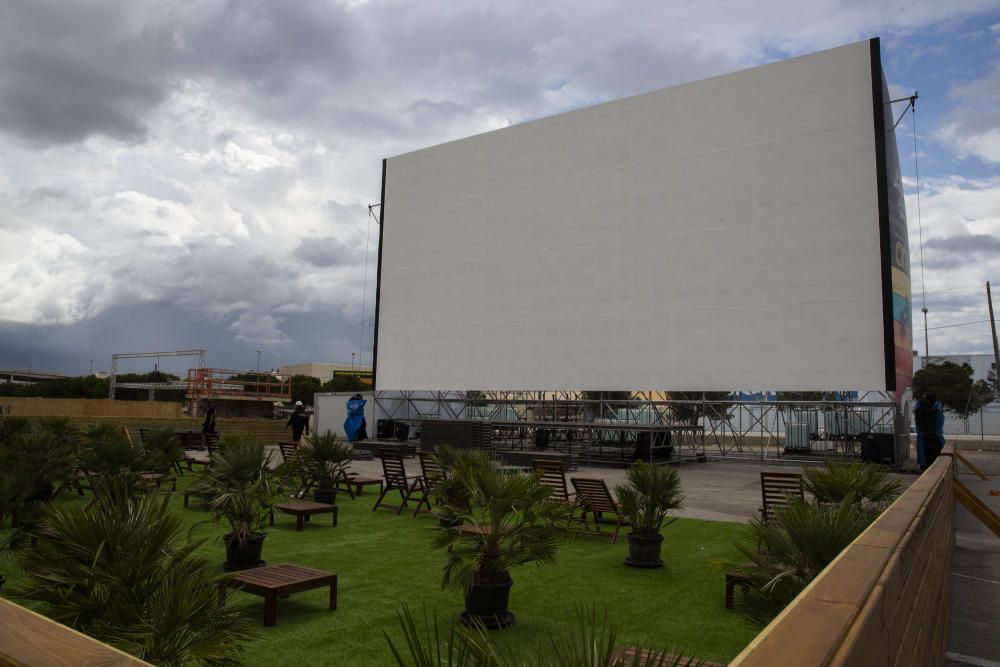 Montaje del nuevo autocine en Alicante, Cinemacar