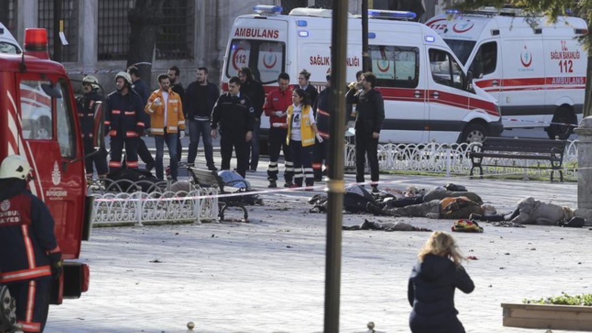 Servicios de rescate en la zona del atentado de Estambul