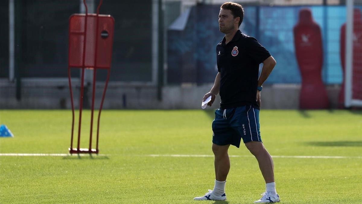 Rubi dirige un entrenamiento del Espanyol para preparar la vicita a El Alcoraz.