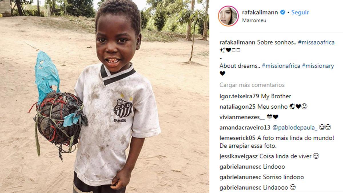 Juan Chico, un niño fotografiado por la modelo Rafaella Kalimann, posa con la camiseta del Santos y una pelota de trapo