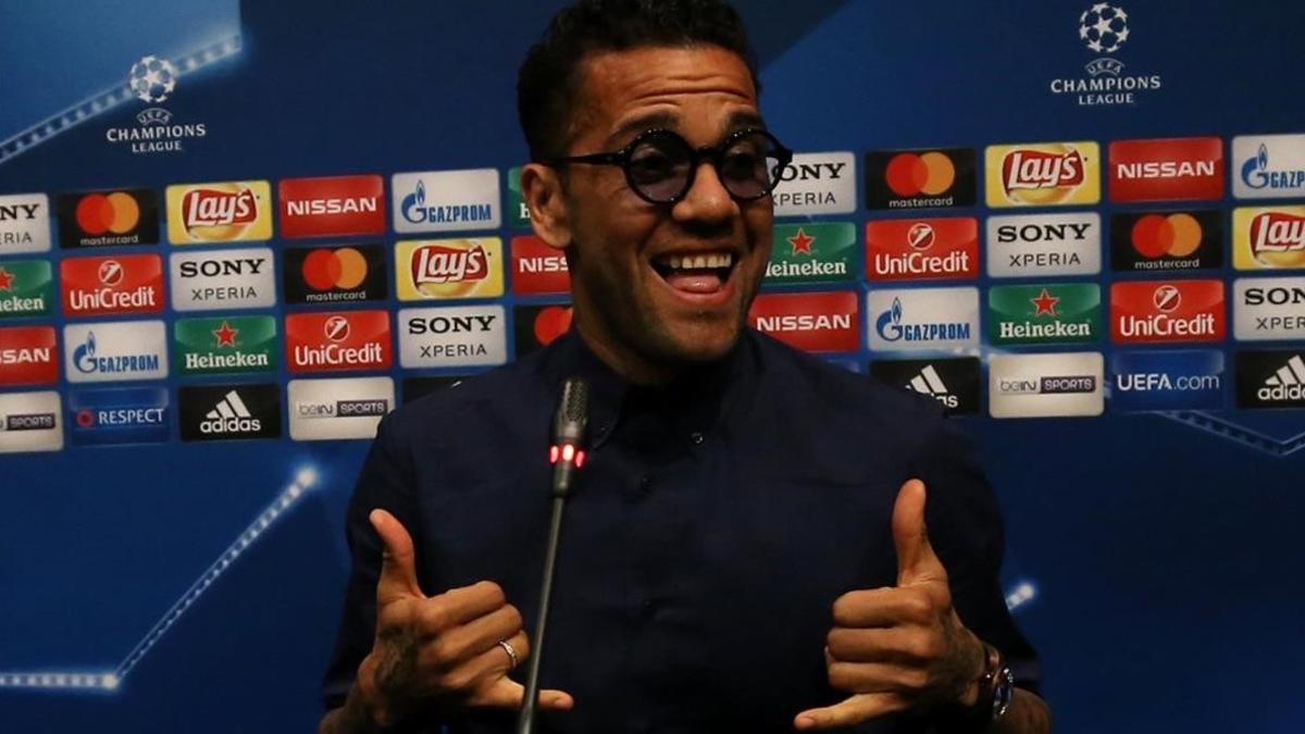 Un sonriente Alves en la sala de prensa del Camp Nou.