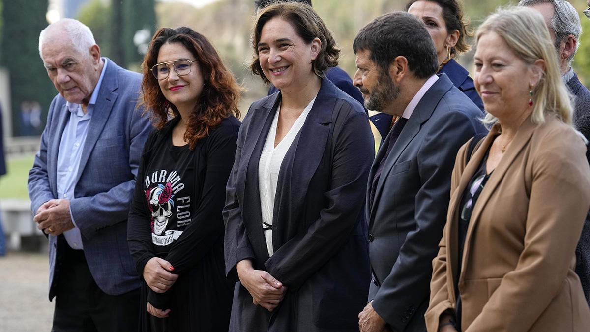 La alcaldesa de Barcelona Ada Colau, junto a regidores