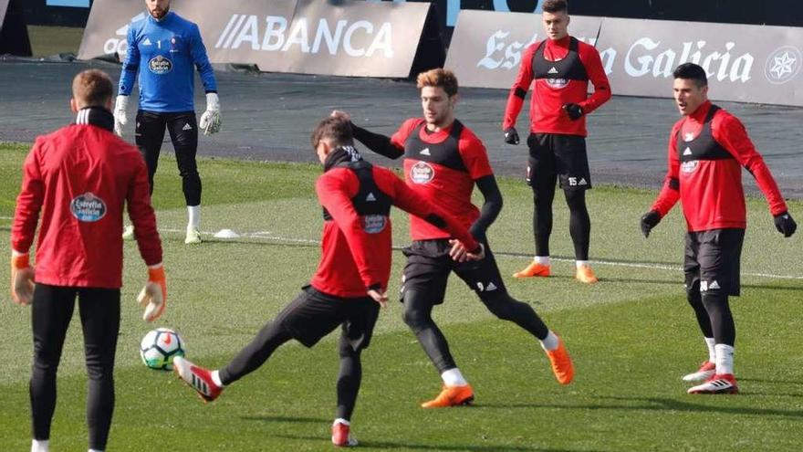 Rubén, de espaldas, Sergio, al fondo, Jozabed, Lucas Boyé, Mazan y Roncaglia, durante el entrenamiento celebrado ayer por el Celta en Balaídos. // José Lores